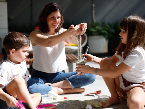Areia colorida pode realmente transformar atividades simples em momentos educativos?
