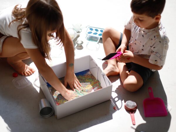 Quais brinquedos para entreter crianças funcionam melhor em festas e reuniões familiares?