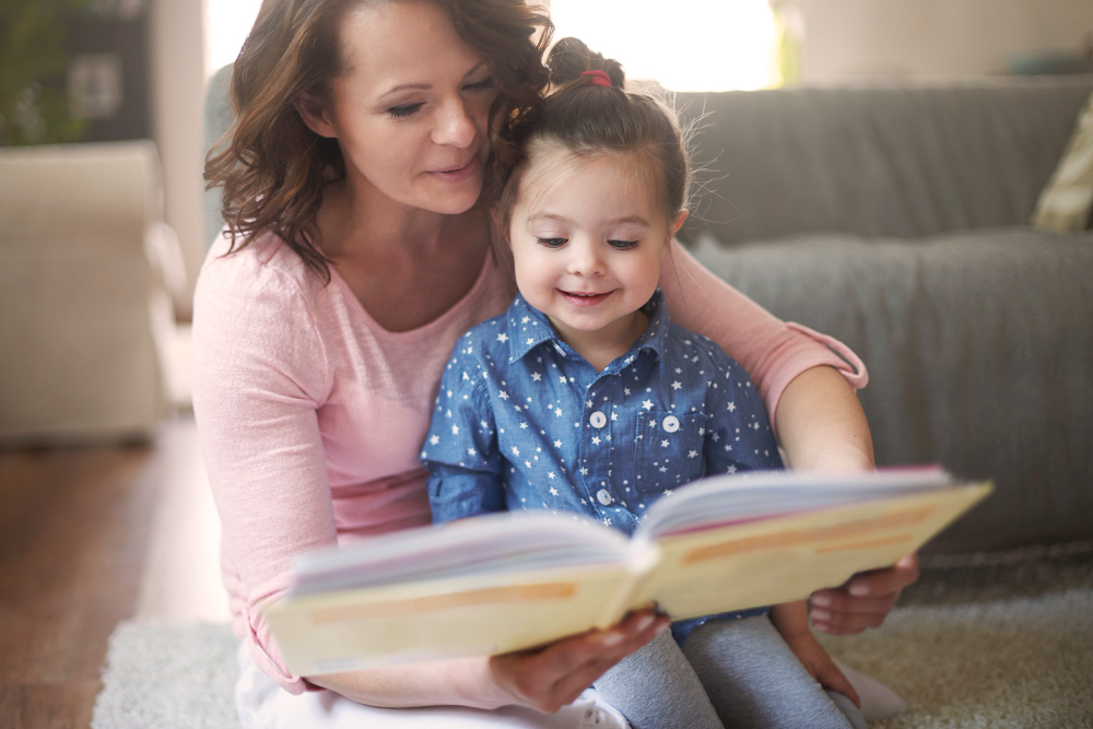 mãe lendo livro infantil para criança pequeba