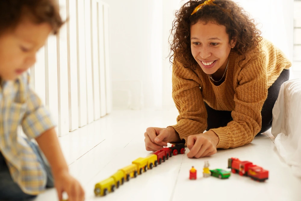 mãe e filho brincando com brinquedo pedagógico