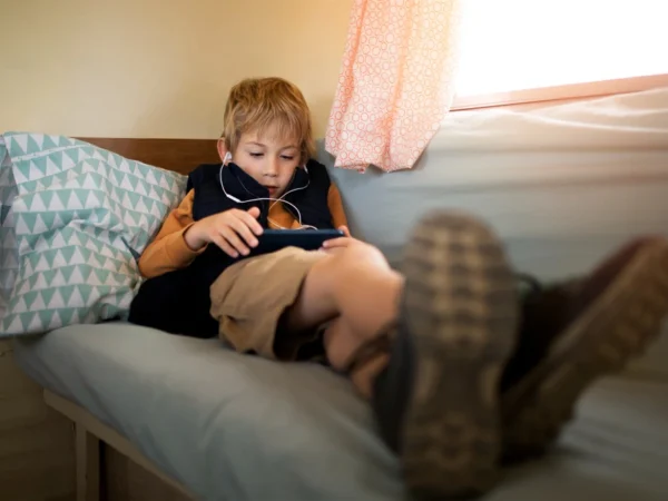 Brinquedos educativos vs telas: como equilibrar em casa