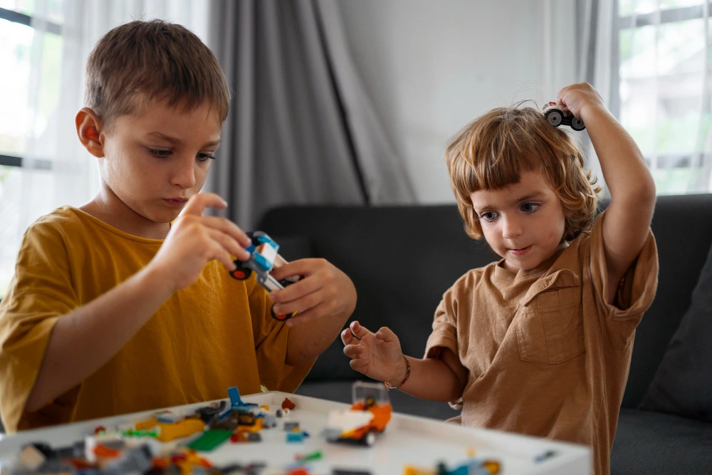 crianças se divertindo com brinquedos educativos